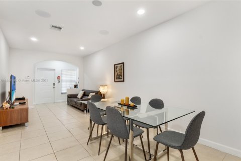 Townhouse in Miami, Florida 3 bedrooms, 165.09 sq.m. № 1078906 - photo 8