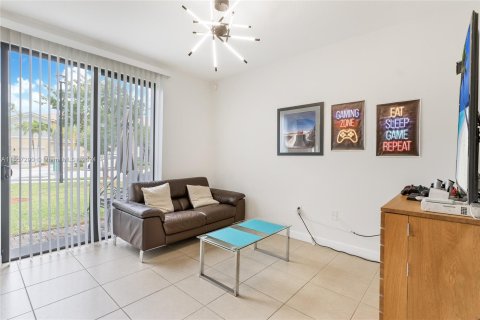 Townhouse in Miami, Florida 3 bedrooms, 165.09 sq.m. № 1078906 - photo 2