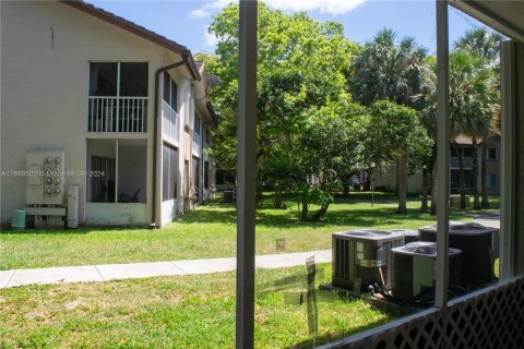 Condo in Miami, Florida, 1 bedroom  № 1387885 - photo 15