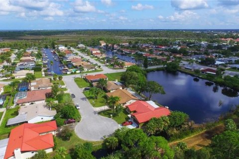 House in Port Richey, Florida 3 bedrooms, 166.48 sq.m. № 1253243 - photo 10