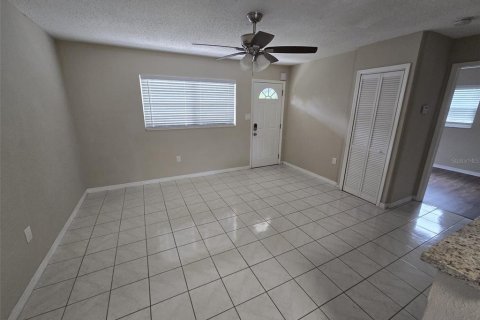 House in Tampa, Florida 4 bedrooms, 120.4 sq.m. № 1371001 - photo 6