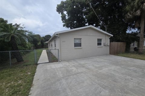 House in Tampa, Florida 4 bedrooms, 120.4 sq.m. № 1371001 - photo 1