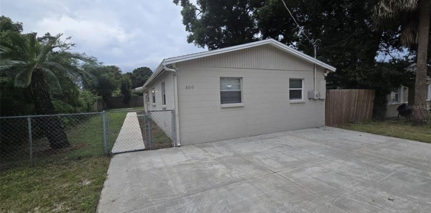 House in Tampa, Florida 4 bedrooms, 120.4 sq.m. № 1371001