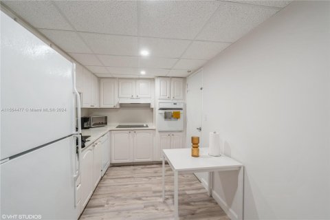 Condo in Hollywood, Florida, 1 bedroom  № 1075221 - photo 16