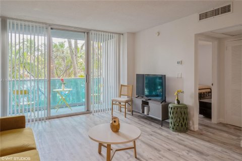 Condo in Hollywood, Florida, 1 bedroom  № 1075221 - photo 2