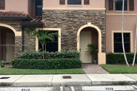 Townhouse in Hialeah, Florida 3 bedrooms, 143.53 sq.m. № 1305578 - photo 1