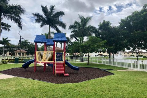 Townhouse in Hialeah, Florida 3 bedrooms, 143.53 sq.m. № 1305578 - photo 30