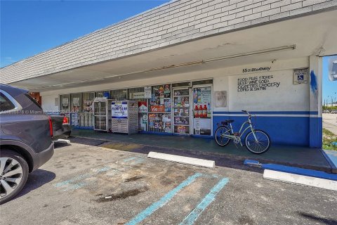 Propiedad comercial en venta en West Palm Beach, Florida № 1305623 - foto 7