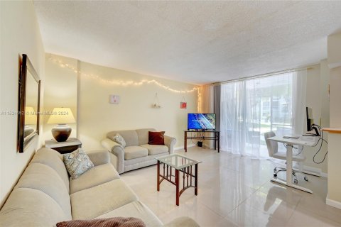 Condominio en venta en Deerfield Beach, Florida, 1 dormitorio, 65.03 m2 № 1019835 - foto 6