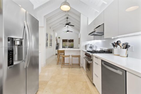 House in Key Biscayne, Florida 4 bedrooms, 265.79 sq.m. № 1049629 - photo 13