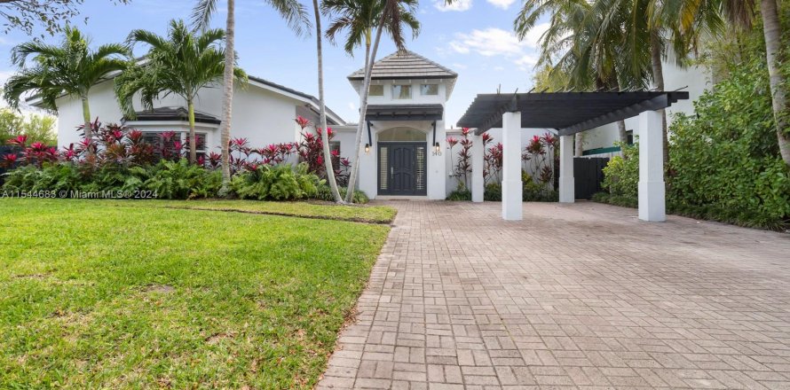 House in Key Biscayne, Florida 4 bedrooms, 265.79 sq.m. № 1049629