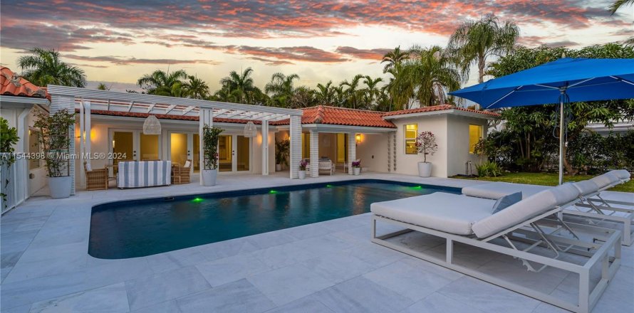 House in Miami Shores, Florida 4 bedrooms, 262.26 sq.m. № 1046868