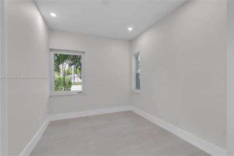 House in Miami Shores, Florida 4 bedrooms, 262.26 sq.m. № 1046868 - photo 26