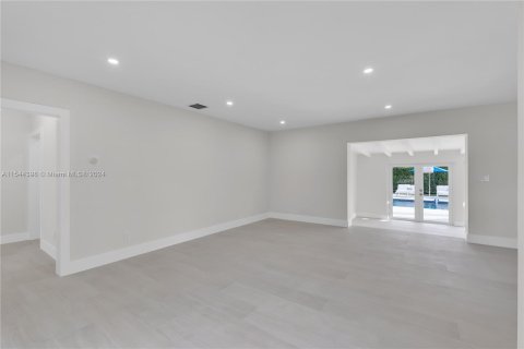 Casa en venta en Miami Shores, Florida, 4 dormitorios, 262.26 m2 № 1046868 - foto 18