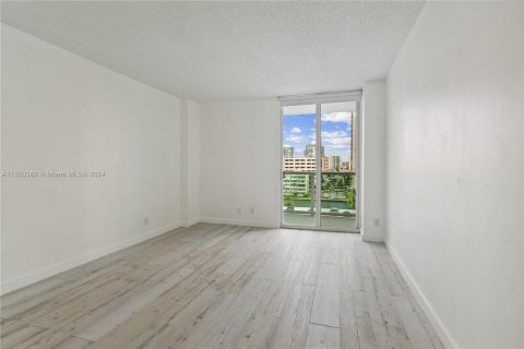 Condo in Sunny Isles Beach, Florida, 2 bedrooms  № 1065045 - photo 12