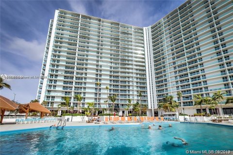 Condominio en venta en Sunny Isles Beach, Florida, 2 dormitorios, 123.65 m2 № 1065045 - foto 19