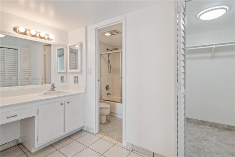 Condo in Sunny Isles Beach, Florida, 2 bedrooms  № 1065045 - photo 9