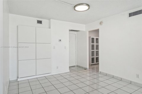 Condo in Sunny Isles Beach, Florida, 2 bedrooms  № 1065045 - photo 6