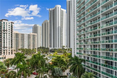 Condominio en venta en Sunny Isles Beach, Florida, 2 dormitorios, 123.65 m2 № 1065045 - foto 4