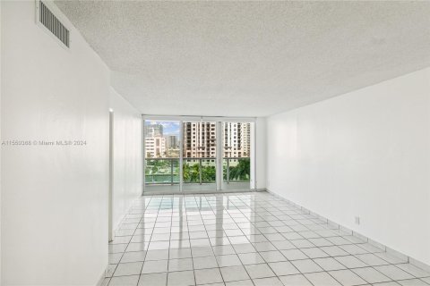 Condo in Sunny Isles Beach, Florida, 2 bedrooms  № 1065045 - photo 1