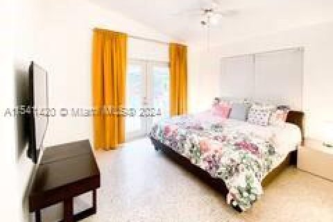 House in Hallandale Beach, Florida 2 bedrooms, 118.54 sq.m. № 1035110 - photo 2