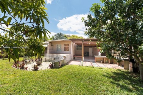 House in Hollywood, Florida 4 bedrooms, 129.41 sq.m. № 1035111 - photo 1