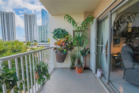 Condominio en venta en Sunny Isles Beach, Florida, 1 dormitorio, 70.79 m2 № 1017677 - foto 5