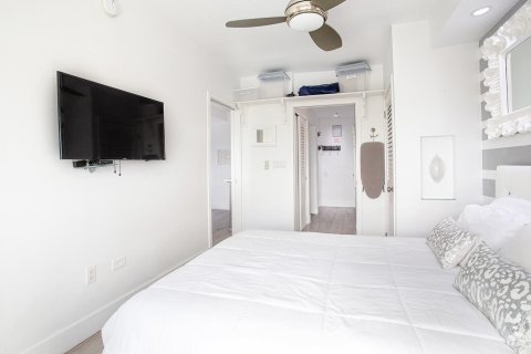 Condo in Miami Beach, Florida, 1 bedroom  № 1057870 - photo 18