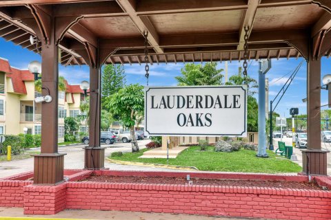 Condo in Lauderdale Lakes, Florida, 1 bedroom  № 1058854 - photo 1