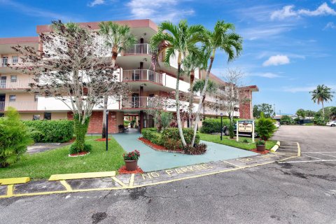 Condo in Lauderdale Lakes, Florida, 1 bedroom  № 1058854 - photo 2