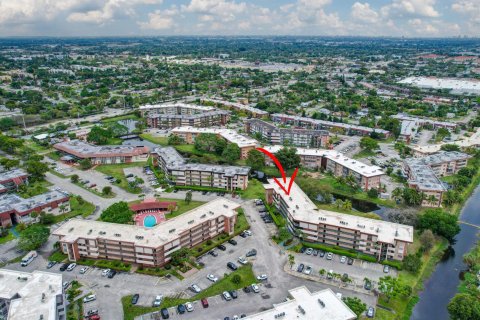 Condo in Lauderdale Lakes, Florida, 1 bedroom  № 1058854 - photo 3