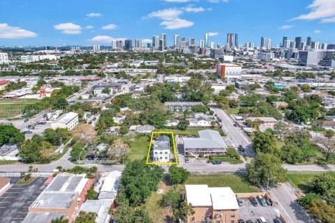 Commercial property in Miami, Florida 223.34 sq.m. № 1071992 - photo 1