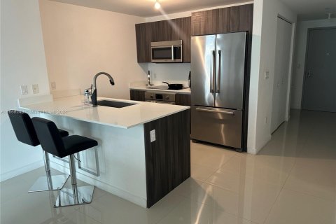 Condo in Miami, Florida, 1 bedroom  № 1396880 - photo 3