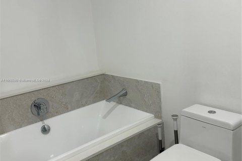 Condo in Miami, Florida, 1 bedroom  № 1396880 - photo 12