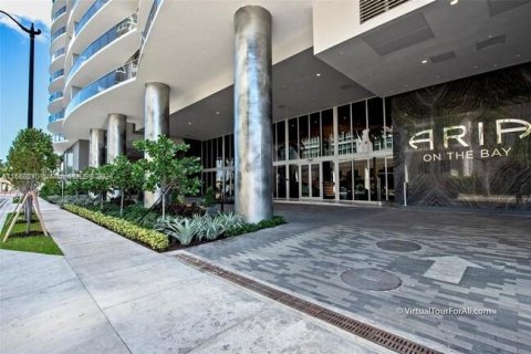 Condo in Miami, Florida, 1 bedroom  № 1396880 - photo 1