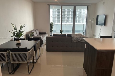 Condo in Miami, Florida, 1 bedroom  № 1396880 - photo 2