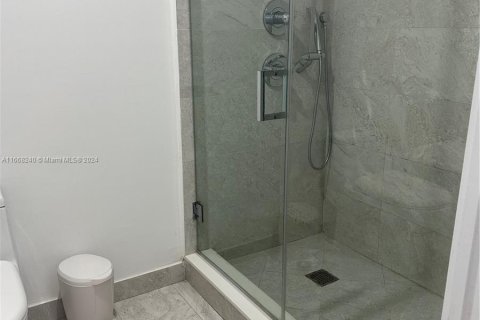 Condo in Miami, Florida, 1 bedroom  № 1396880 - photo 11