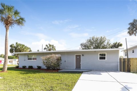 House in Saint Petersburg, Florida 3 bedrooms, 112.41 sq.m. № 1351280 - photo 1