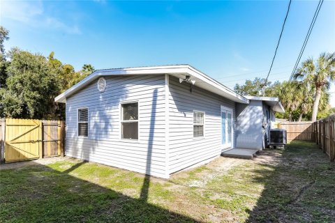 House in Saint Petersburg, Florida 3 bedrooms, 112.41 sq.m. № 1351280 - photo 16