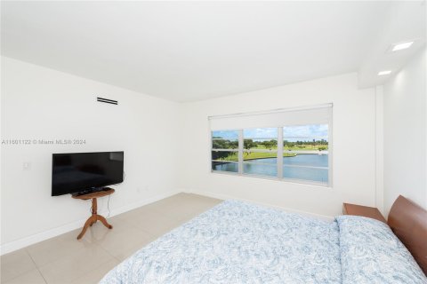 Condo in Bay Harbor Islands, Florida, 2 bedrooms  № 1221977 - photo 15