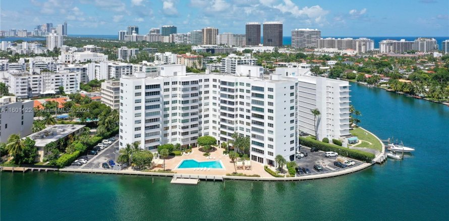 Condo à Bay Harbor Islands, Floride, 2 chambres  № 1221977