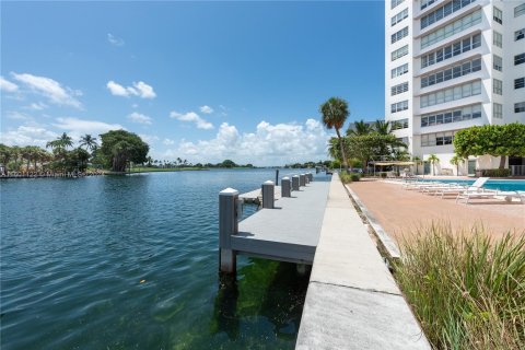 Condo in Bay Harbor Islands, Florida, 2 bedrooms  № 1221977 - photo 24