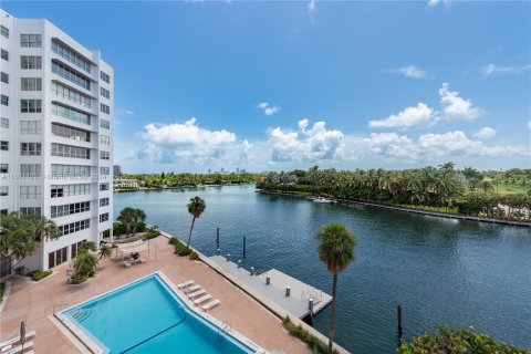 Condominio en venta en Bay Harbor Islands, Florida, 2 dormitorios, 169.08 m2 № 1221977 - foto 21