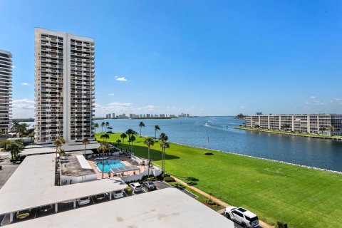 Condo in North Palm Beach, Florida, 2 bedrooms  № 1161974 - photo 26