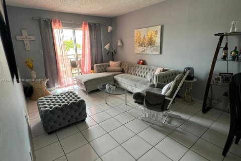 Condominio en venta en Hialeah, Florida, 2 dormitorios, 79.9 m2 № 1039808 - foto 3