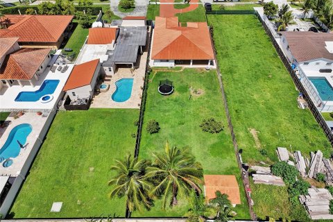 Villa ou maison à vendre à Miami, Floride: 4 chambres, 227.98 m2 № 1327543 - photo 8