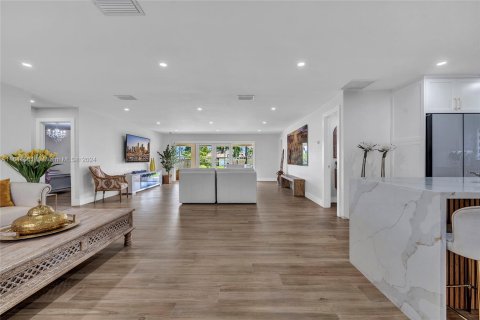 Casa en venta en Miami, Florida, 4 dormitorios, 227.98 m2 № 1327543 - foto 2