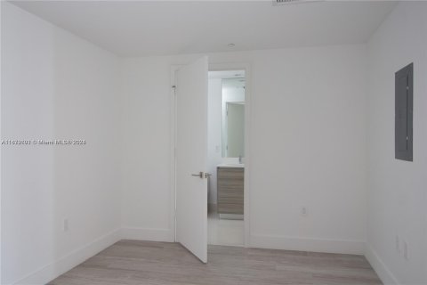 Condo in Miami, Florida, 1 bedroom  № 1395024 - photo 9