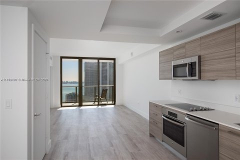 Condo in Miami, Florida, 1 bedroom  № 1395024 - photo 2