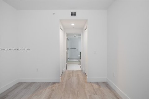 Condo in Miami, Florida, 1 bedroom  № 1395024 - photo 13